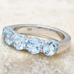 Srebrny pierścionek damski z topazami niebieskimi